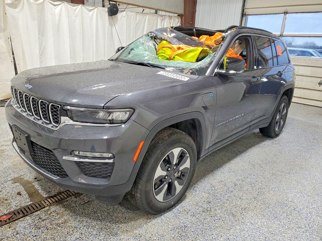 2025 Jeep Grand Cherokee, VIN 1C4RJYB69S8692736 — Крыша