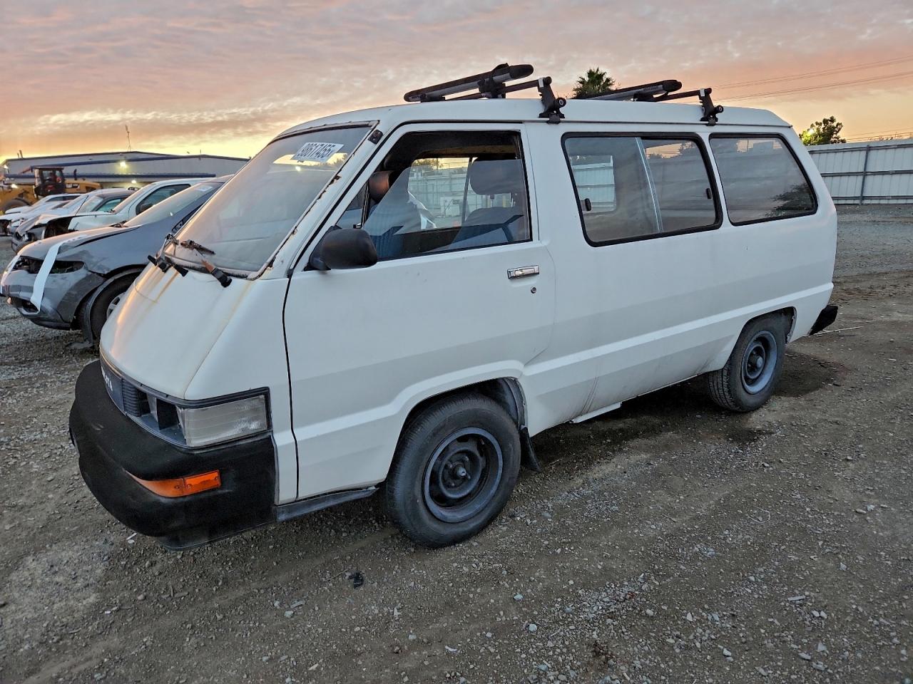 1989 Toyota Van Wagon, VIN JT4YR29V8K5073013 — Front end