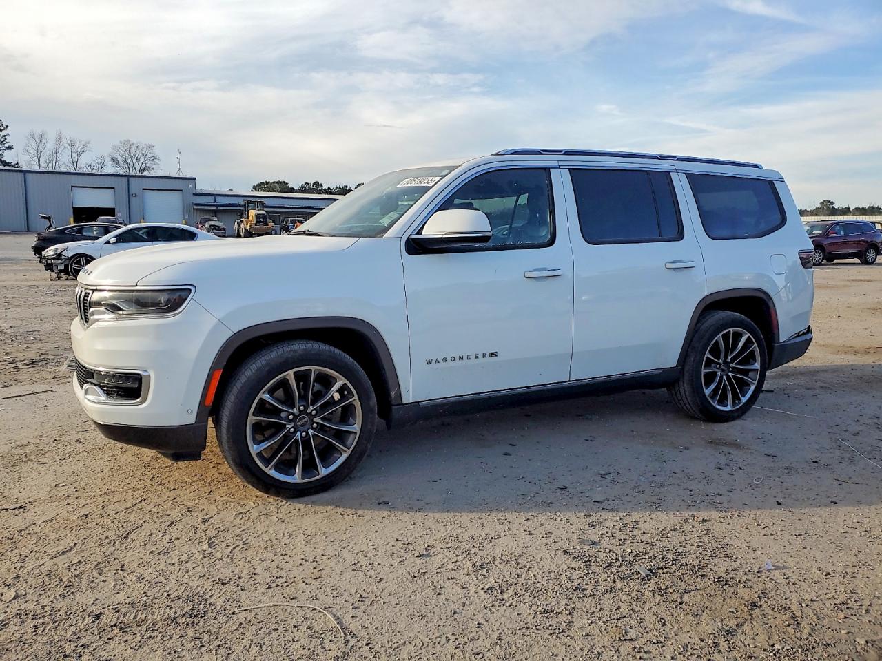 2022 Jeep Wagoneer Series III, VIN 1C4SJVDT4NS114487 — Бок