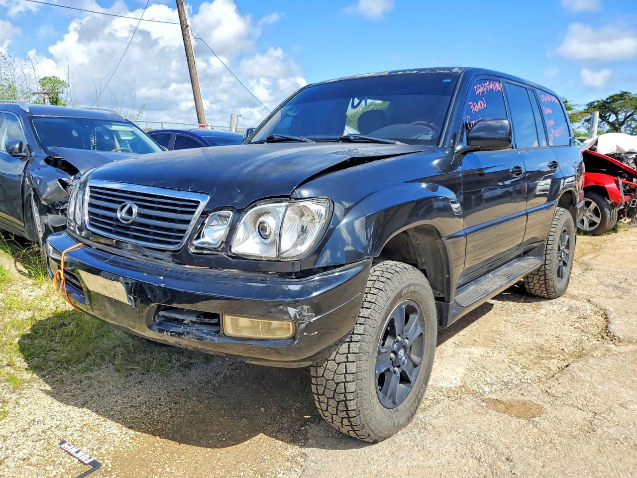 2001 Lexus LX 470, VIN JTJHT00W613501597 — Front end