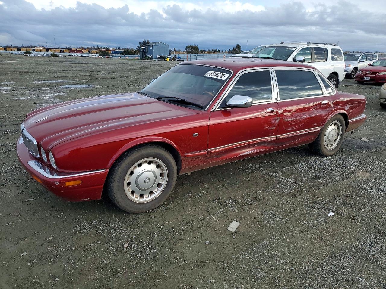 2000 Jaguar XJ Vanden Plas, VIN SAJDA24C6YLF18742 — Side