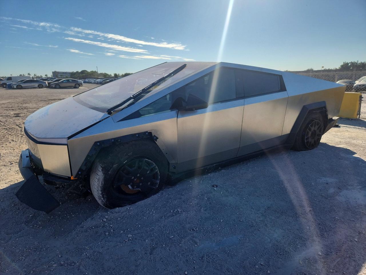 2025 Tesla Cybertruck Cyberbeast, VIN 7G2CEHEE0SA061350 — Front end