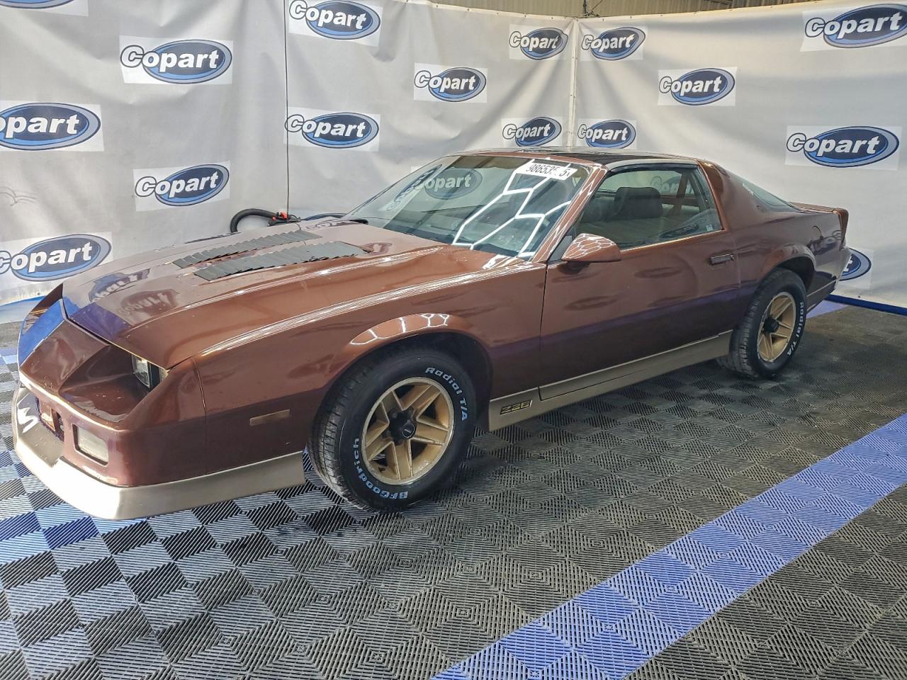 1985 Chevrolet Camaro Z28 Sport, VIN 1G1FP87F0FN127981 — Фото с аукциона 1 of 4