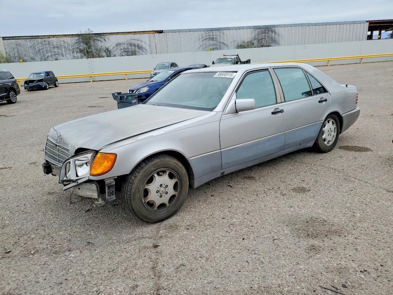 1992 Mercedes-Benz 500, VIN WDBGA51E4NA029696 — Front end