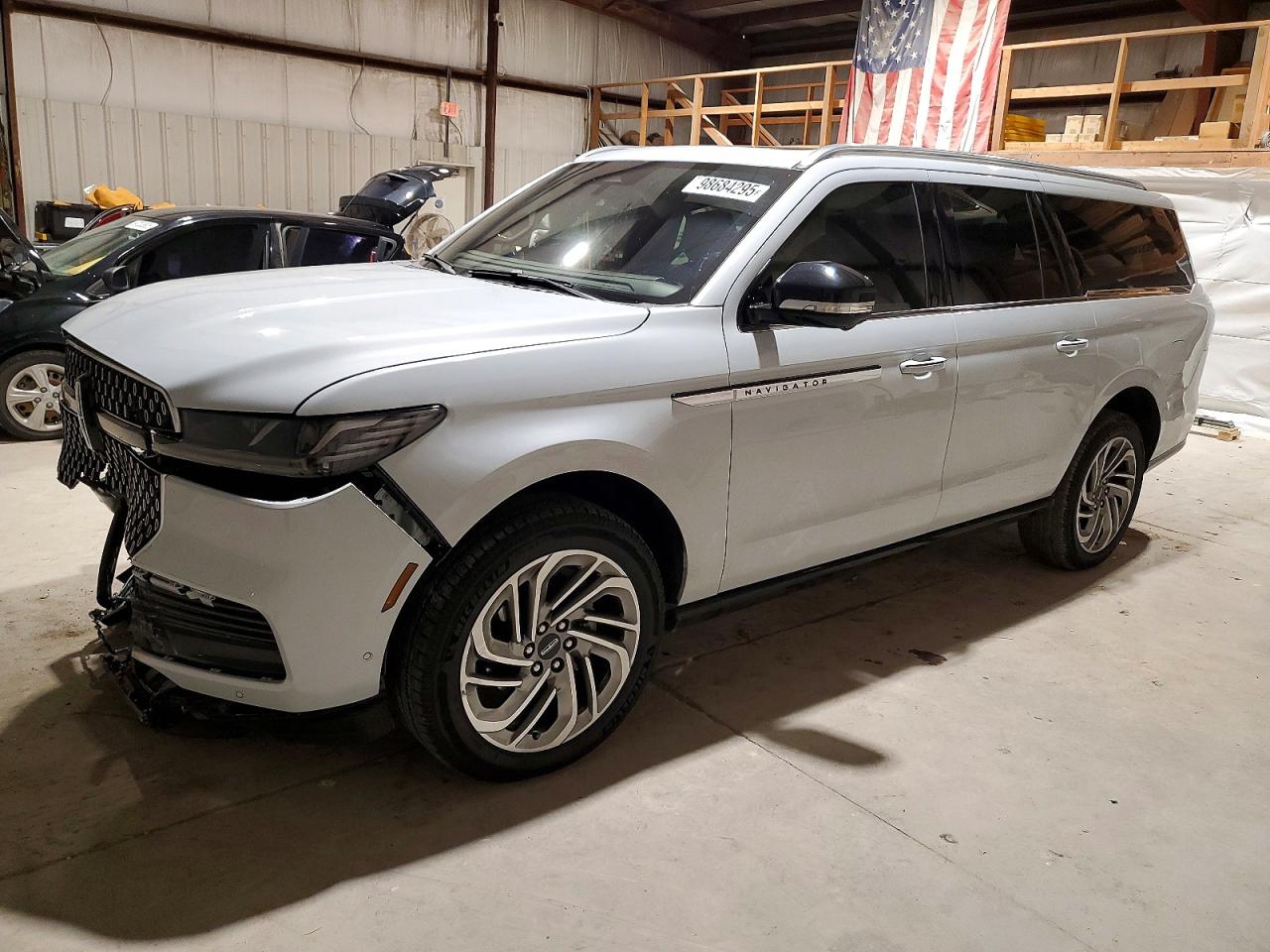 2025 Lincoln Navigator Reserve, VIN 5LMJJ3LG3SEL14347 — Front end