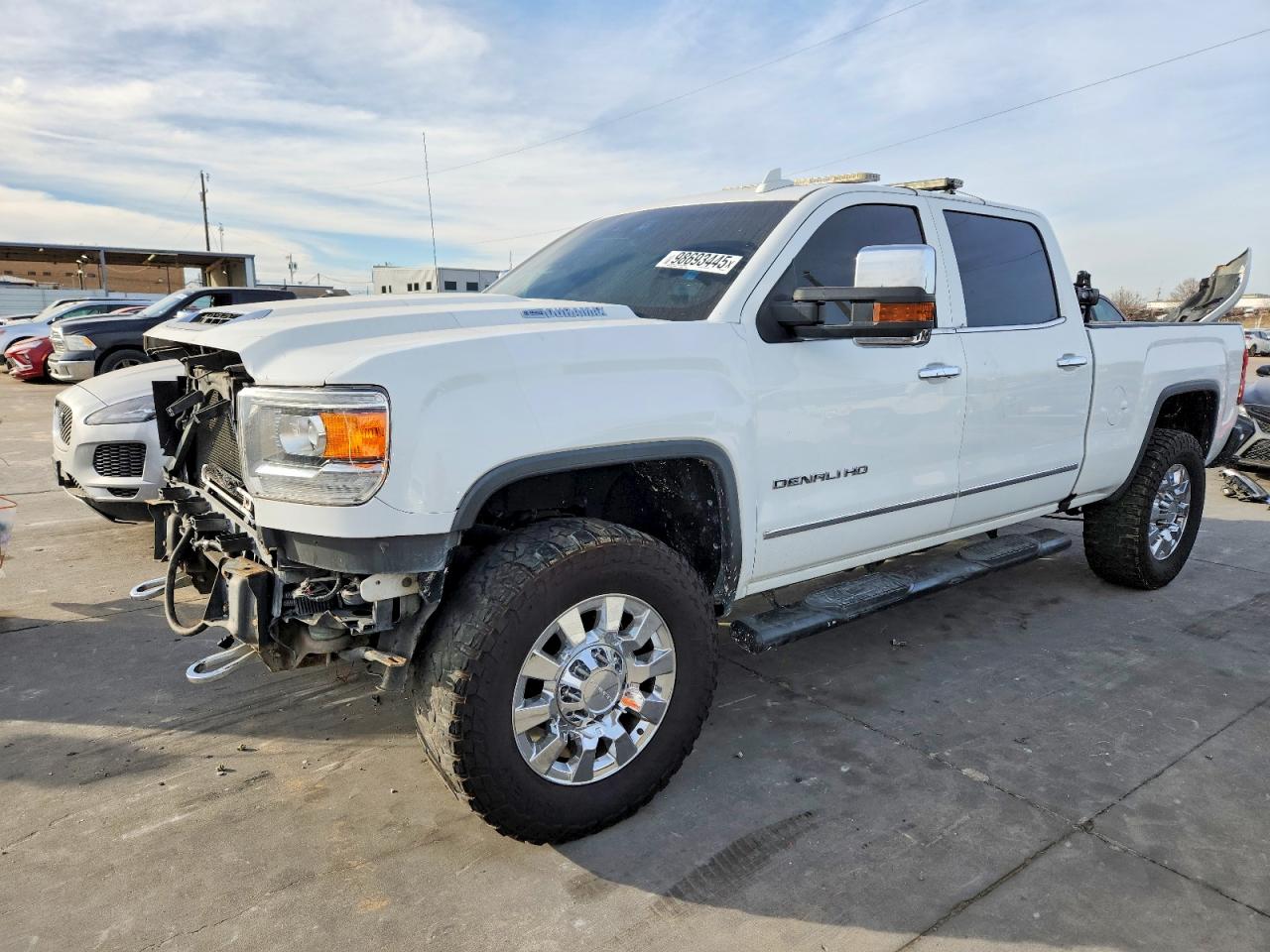 2017 GMC Sierra 2500HD Denali, VIN 1GT12UEY8HF224811 — Front end