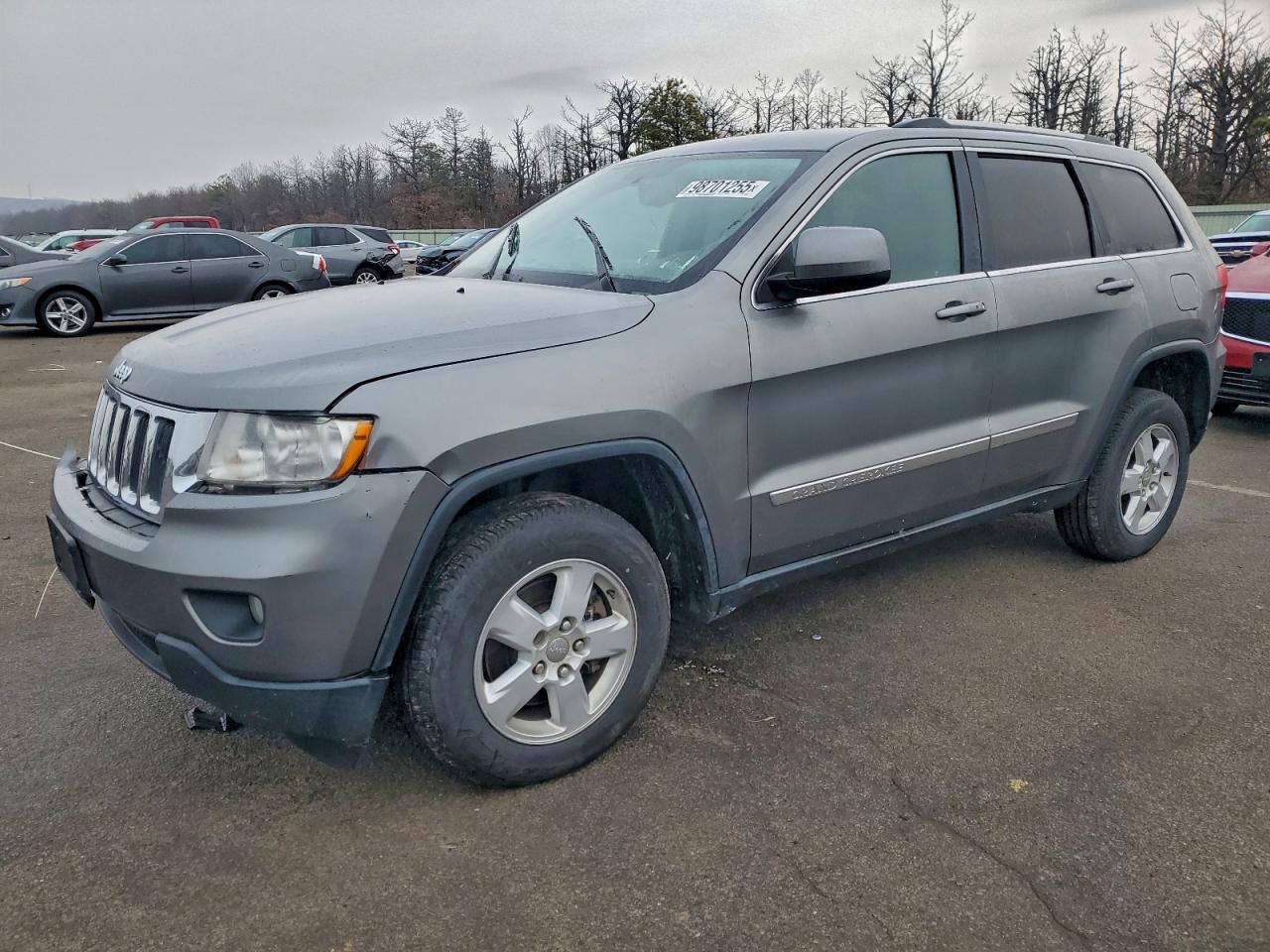 2013 Jeep Grand Cherokee Laredo, VIN 1C4RJFAG3DC594218 — Front end