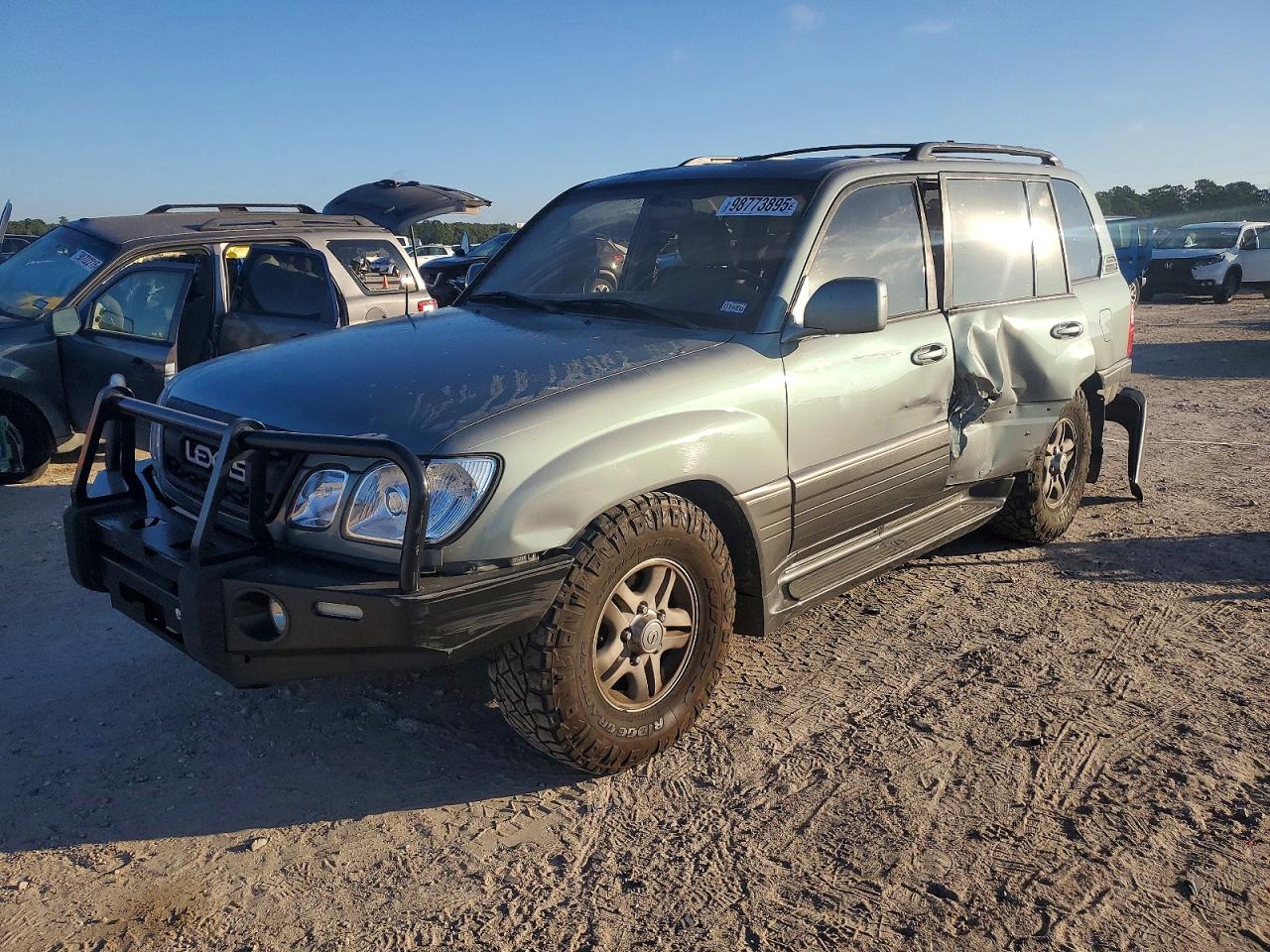 2001 Lexus LX 470, VIN JTJHT00W813505795 — Side