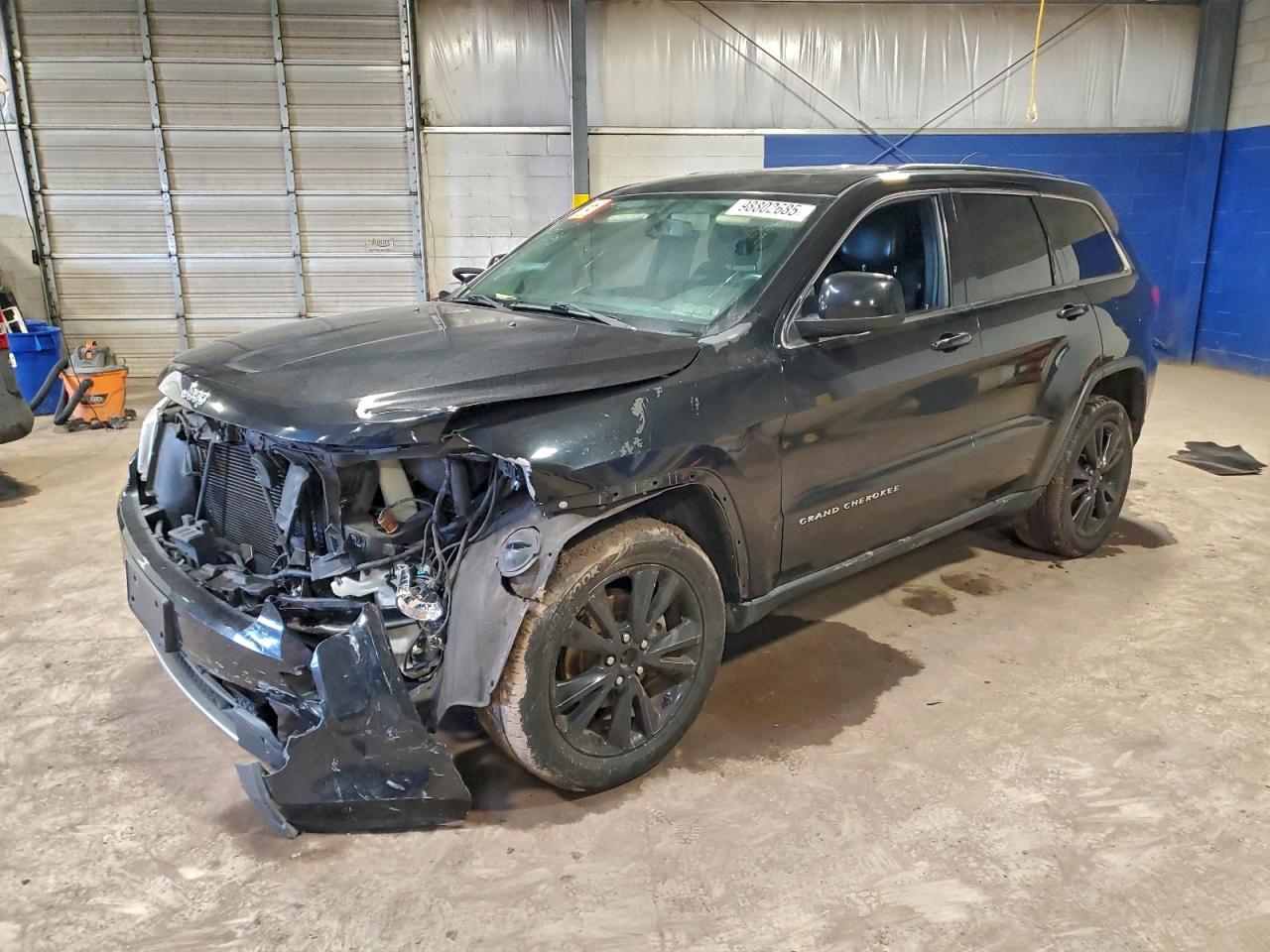 2013 Jeep Grand Cherokee Laredo, VIN 1C4RJFAG7DC586025 — Front end