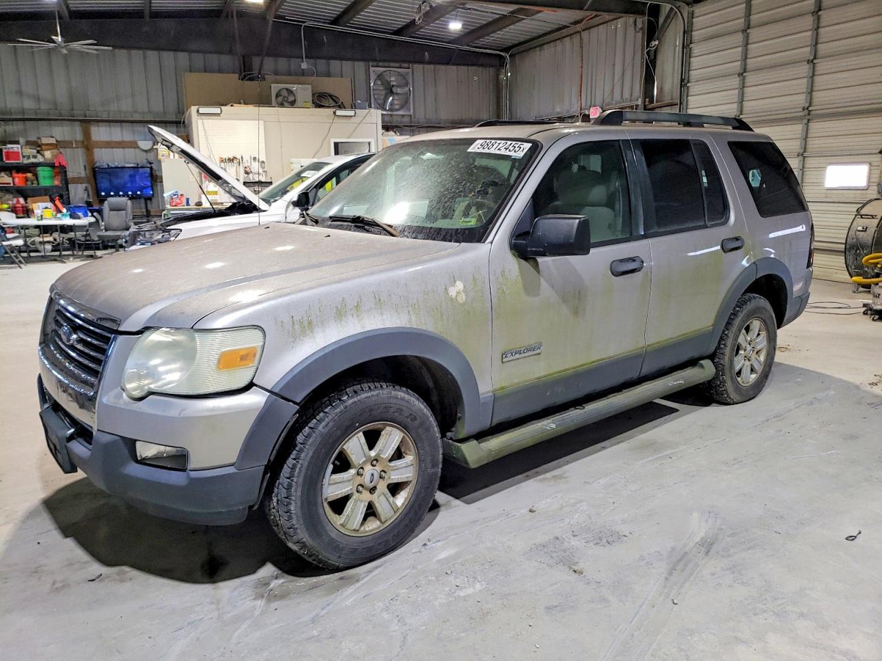 2006 Ford Explorer XLT, VIN 1FMEU73E66UB38245 — Front end