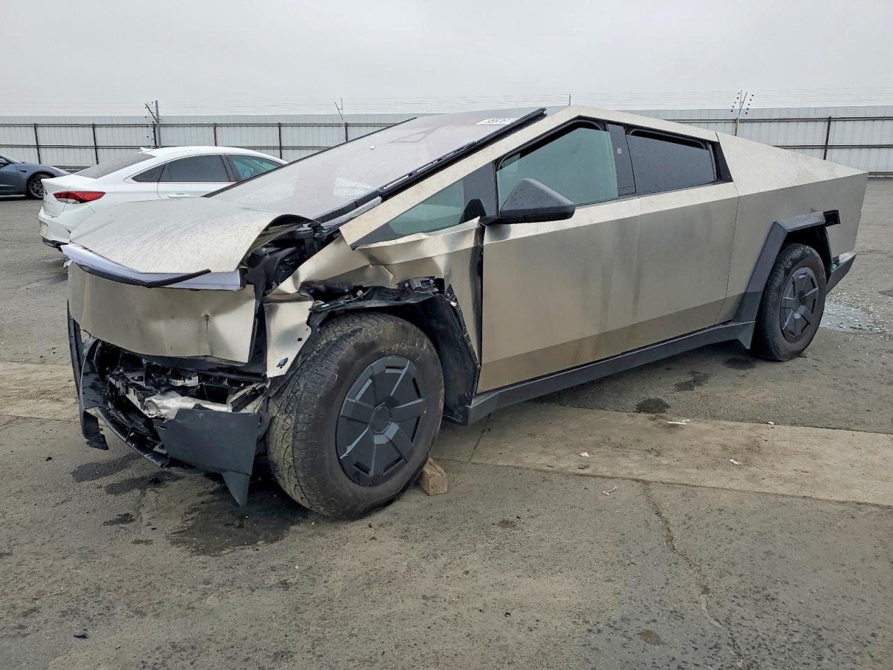 2025 Tesla Cybertruck, VIN 7G2CEHEDXSA070628 — Front end