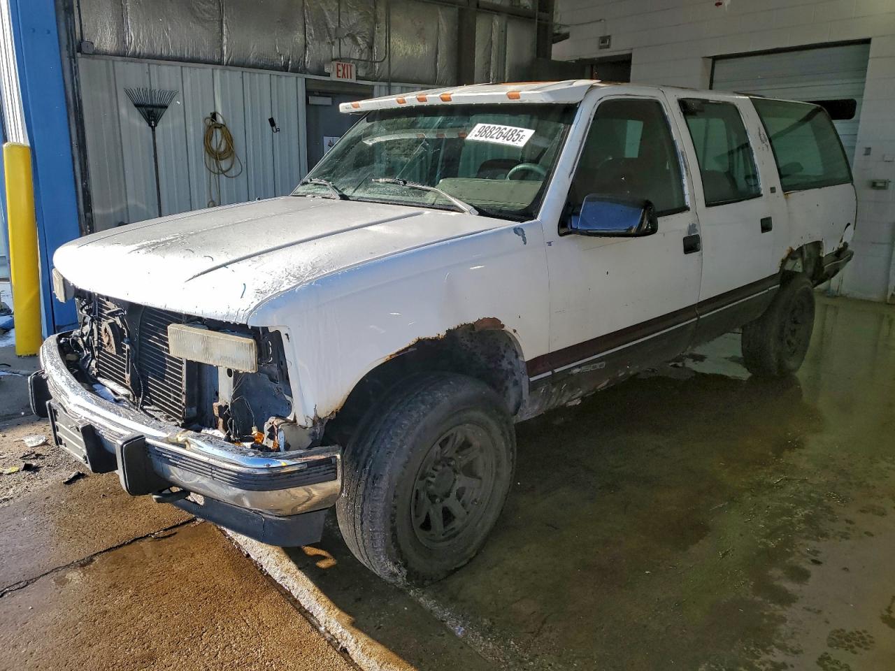 1994 Chevrolet Suburban, VIN 1GNFK16K5RJ308007 — Front end