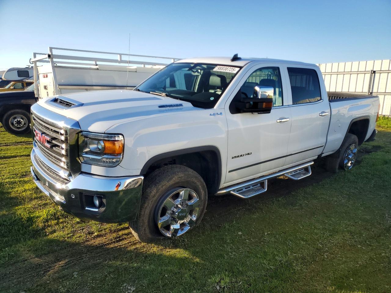 2019 GMC Sierra 2500HD SLT, VIN 1GT12REY9KF189409 — Front end