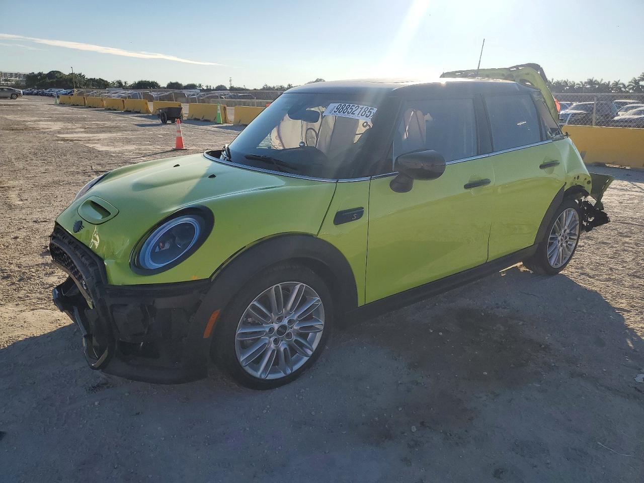 2024 MINI Hardtop 4 Door Cooper S, VIN WMW53DK03R2V47215 — Зад