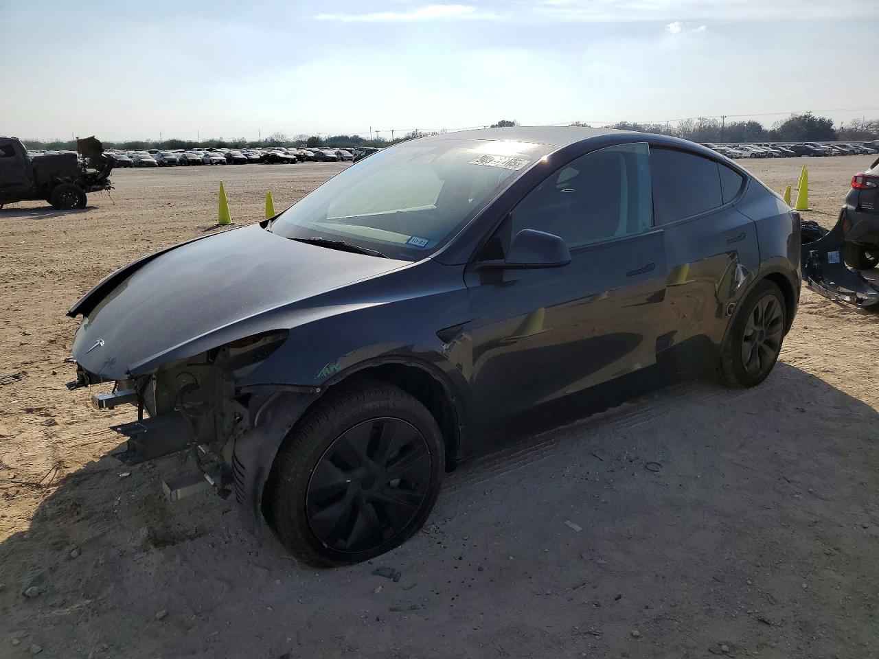 2025 Tesla Model Y Long Range, VIN 7SAYGDED0SA343851 — Front end