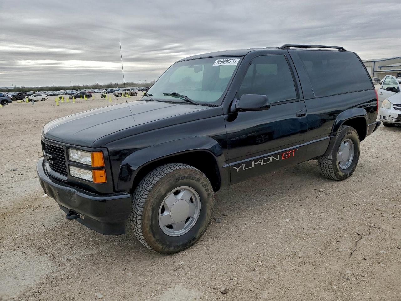 1996 GMC Yukon, VIN 3GKEK18R8TG509427 — Normal wear