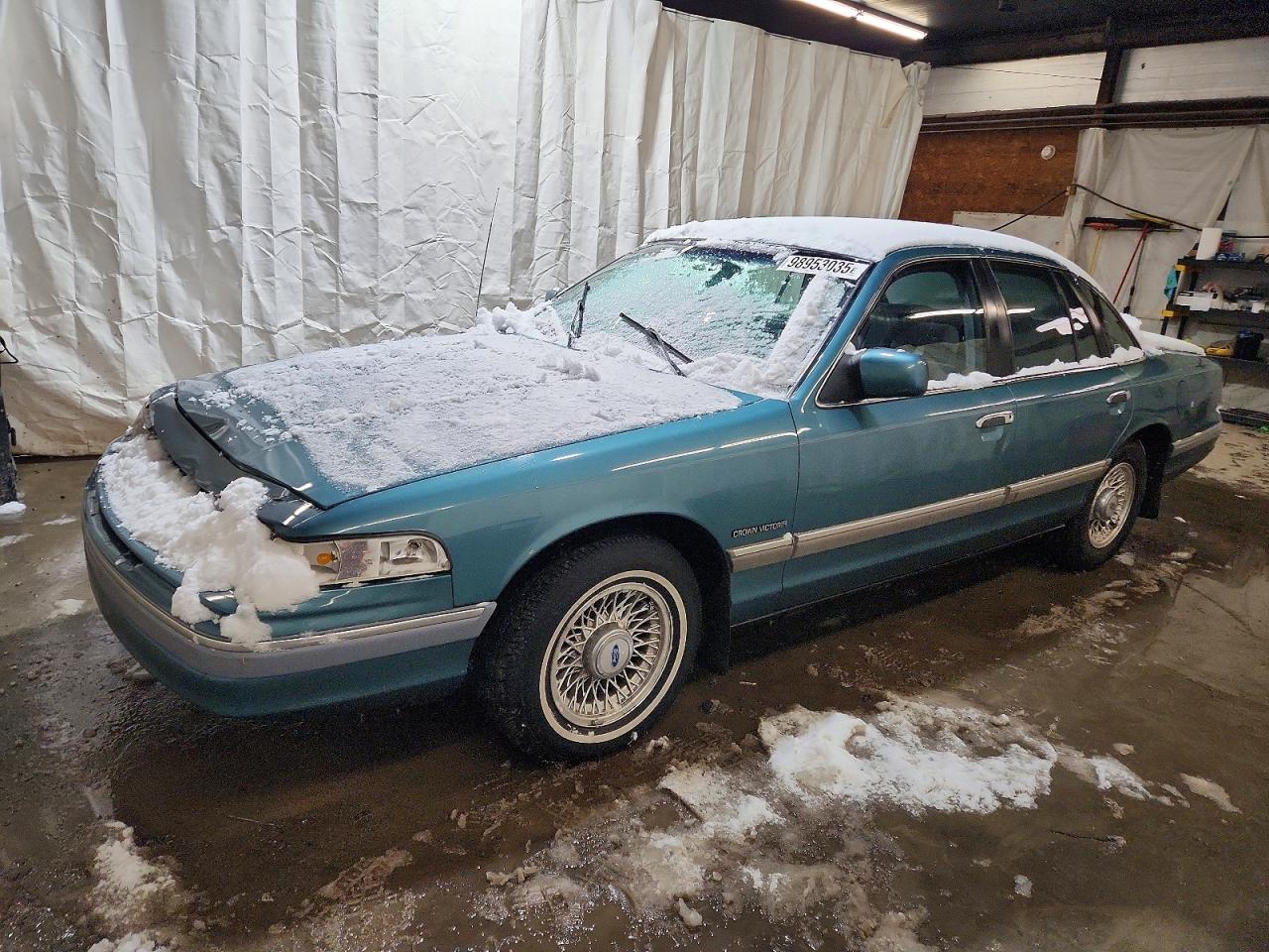 1993 Ford Crown Victoria LX, VIN 2FACP74W1PX202251 — Front end
