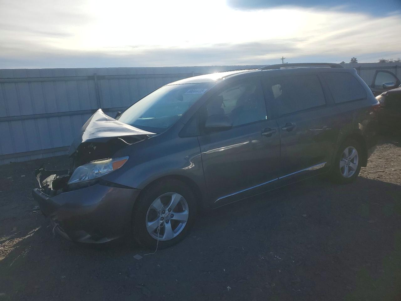 2017 Toyota Sienna LE, VIN 5TDKZ3DC5HS784110 — Front end