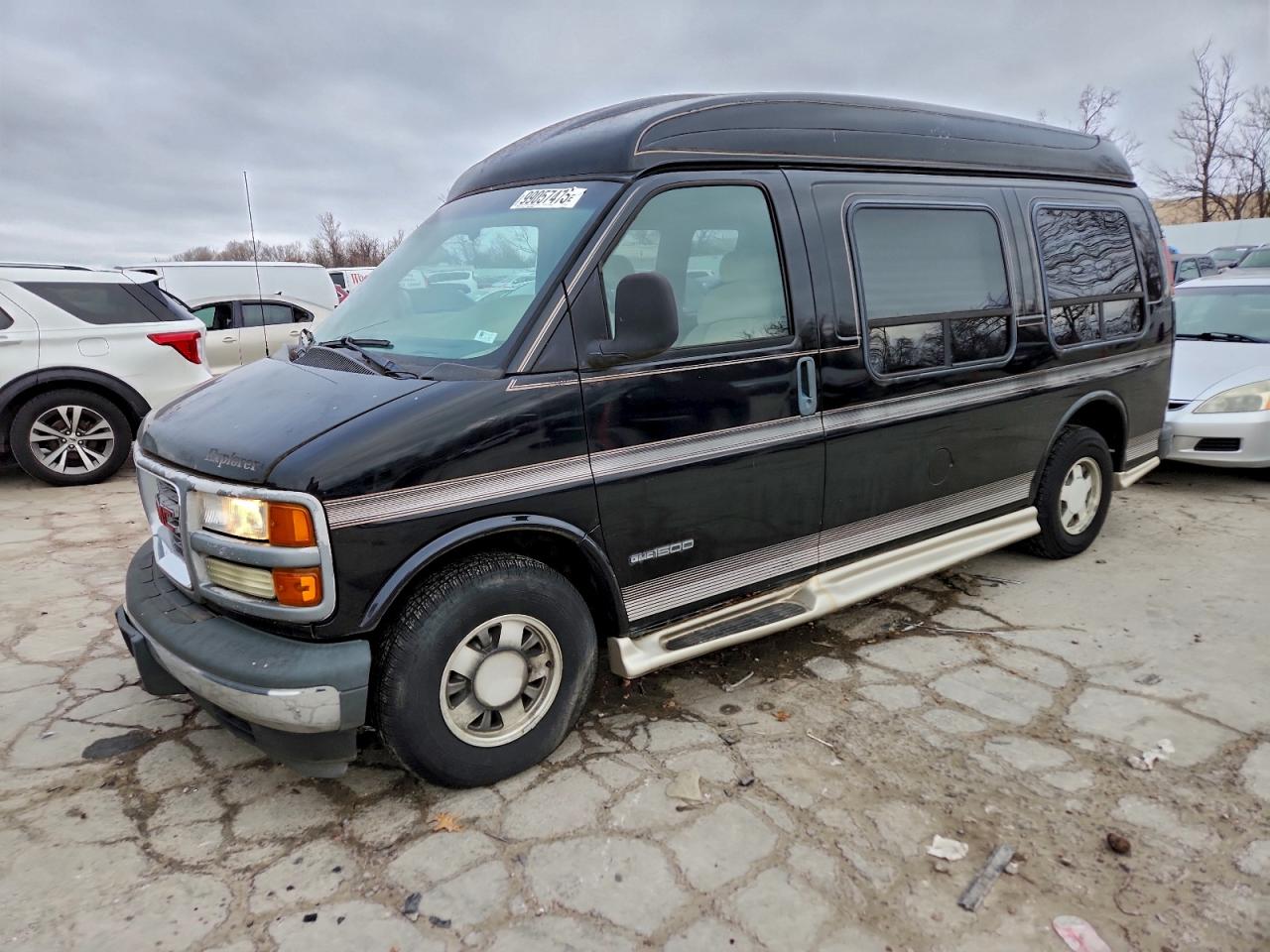 2001 GMC Savana Cargo YF7 Upfitter, VIN 1GDFG15R411241294 — Front end