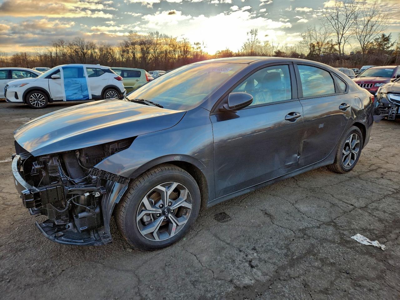 2021 Kia Forte FE, VIN 3KPF24AD3ME285612 — Front end