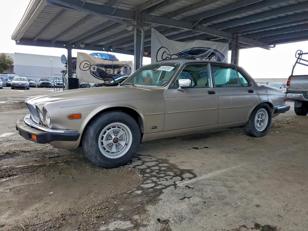 1987 Jaguar XJ, VIN SAJAY1341HC468736 — Minor dents and scratches