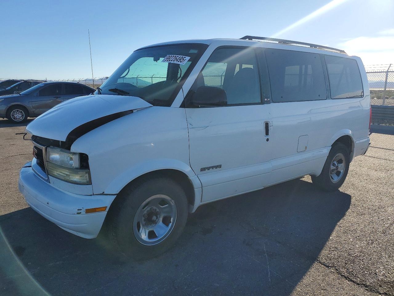 2001 GMC Safari, VIN 1GKDM19W01B520258 — Front end