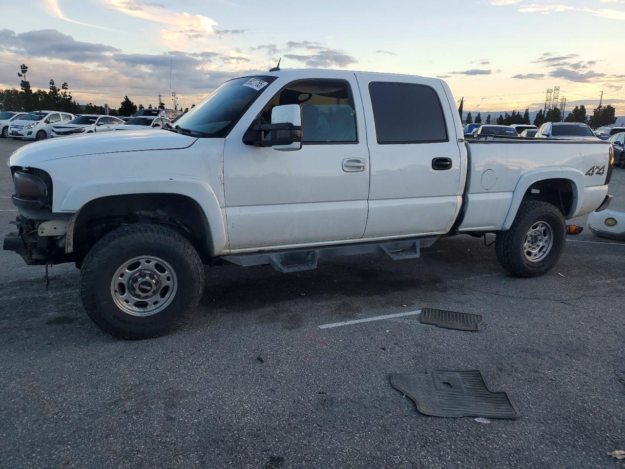 2004 GMC Sierra 2500 SLT, VIN 1GTGK23U04F253034 — Front end