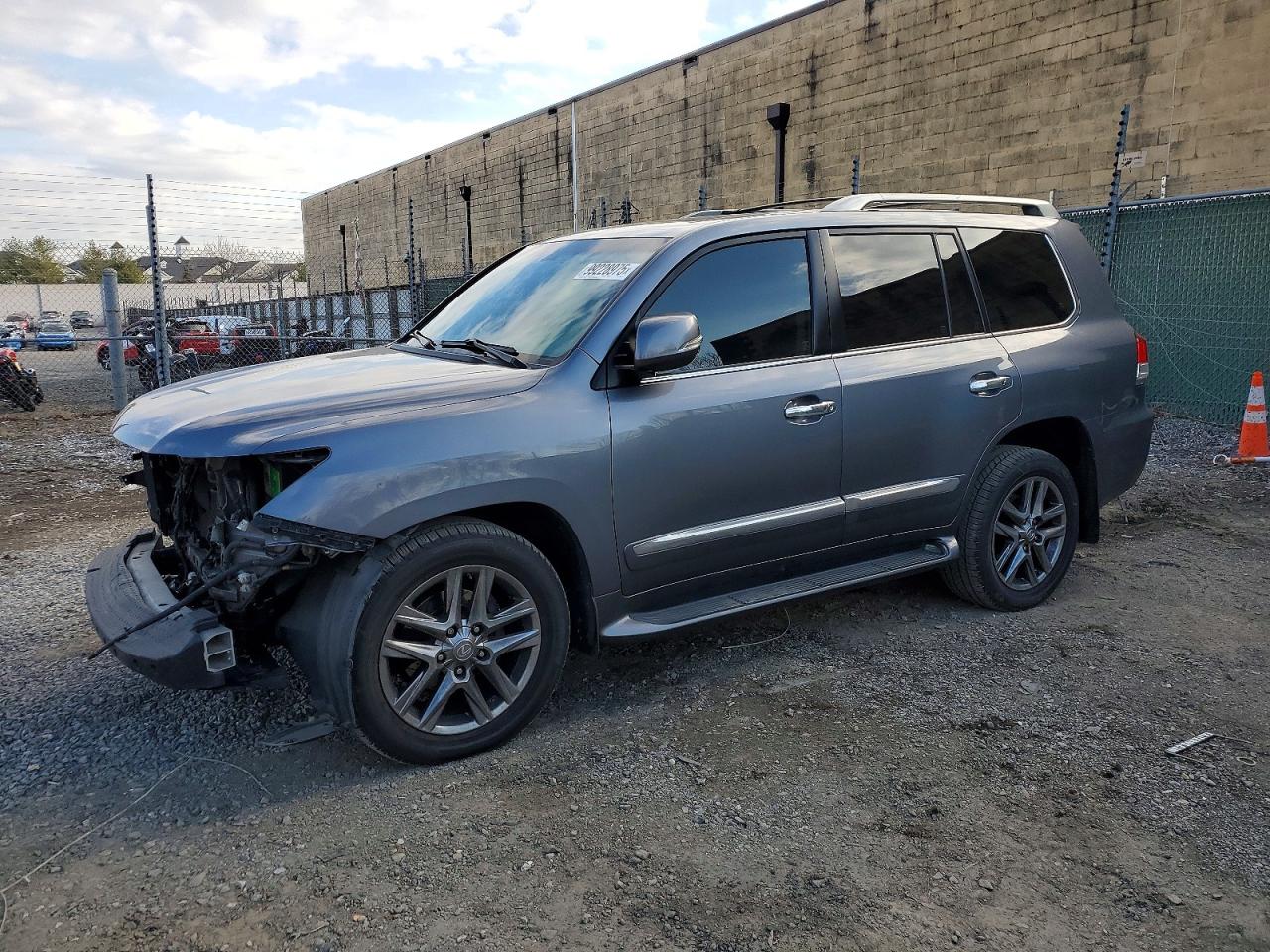 2014 Lexus LX 570, VIN JTJHY7AX8E4134283 — Front end