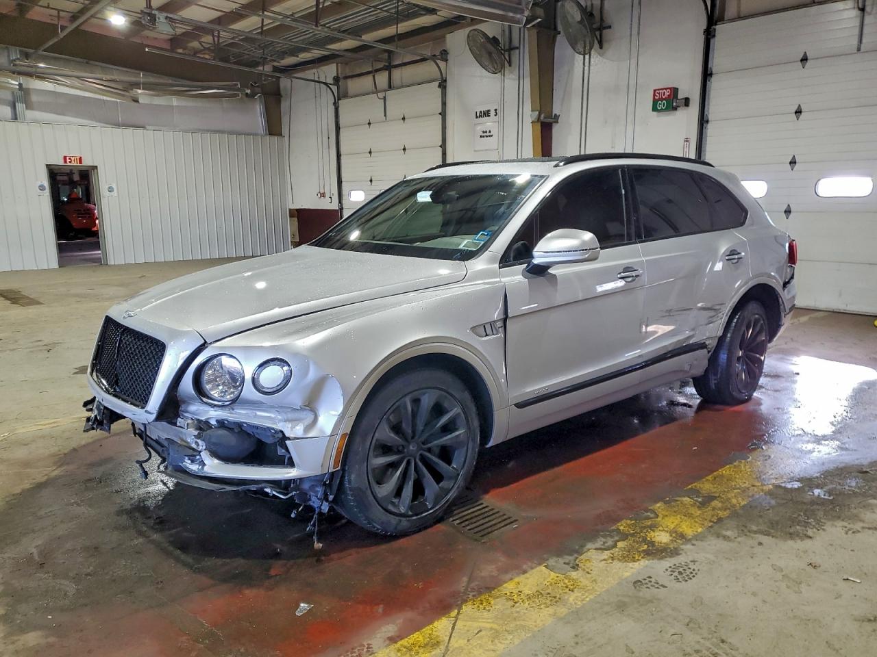 2018 Bentley Bentayga Signature, VIN SJAAC2ZV6JC017487 — Front end