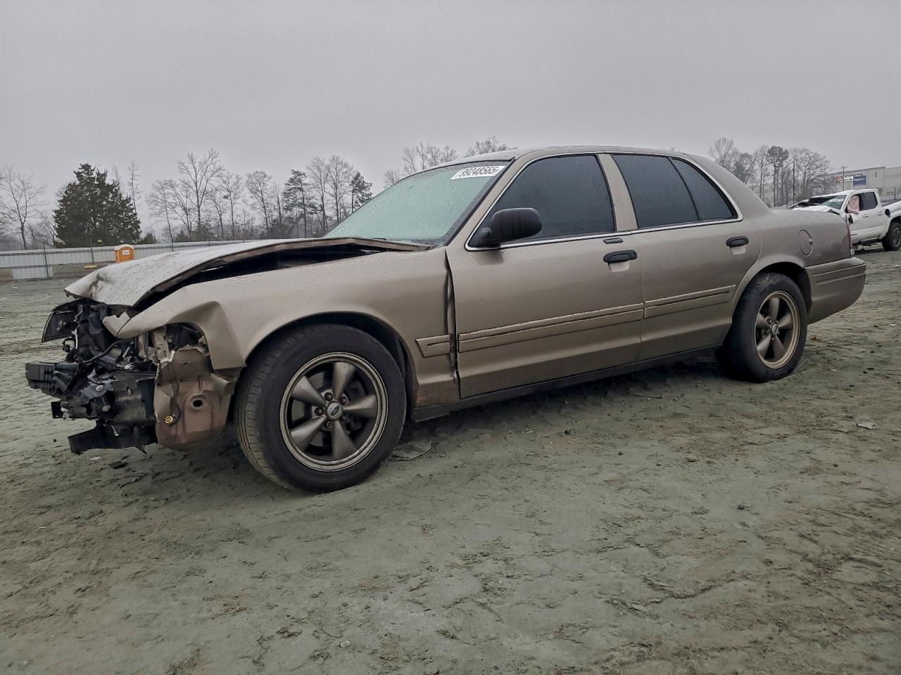 2006 Ford Crown Victoria Standard, VIN 2FAFP73V56X137408 — Front end