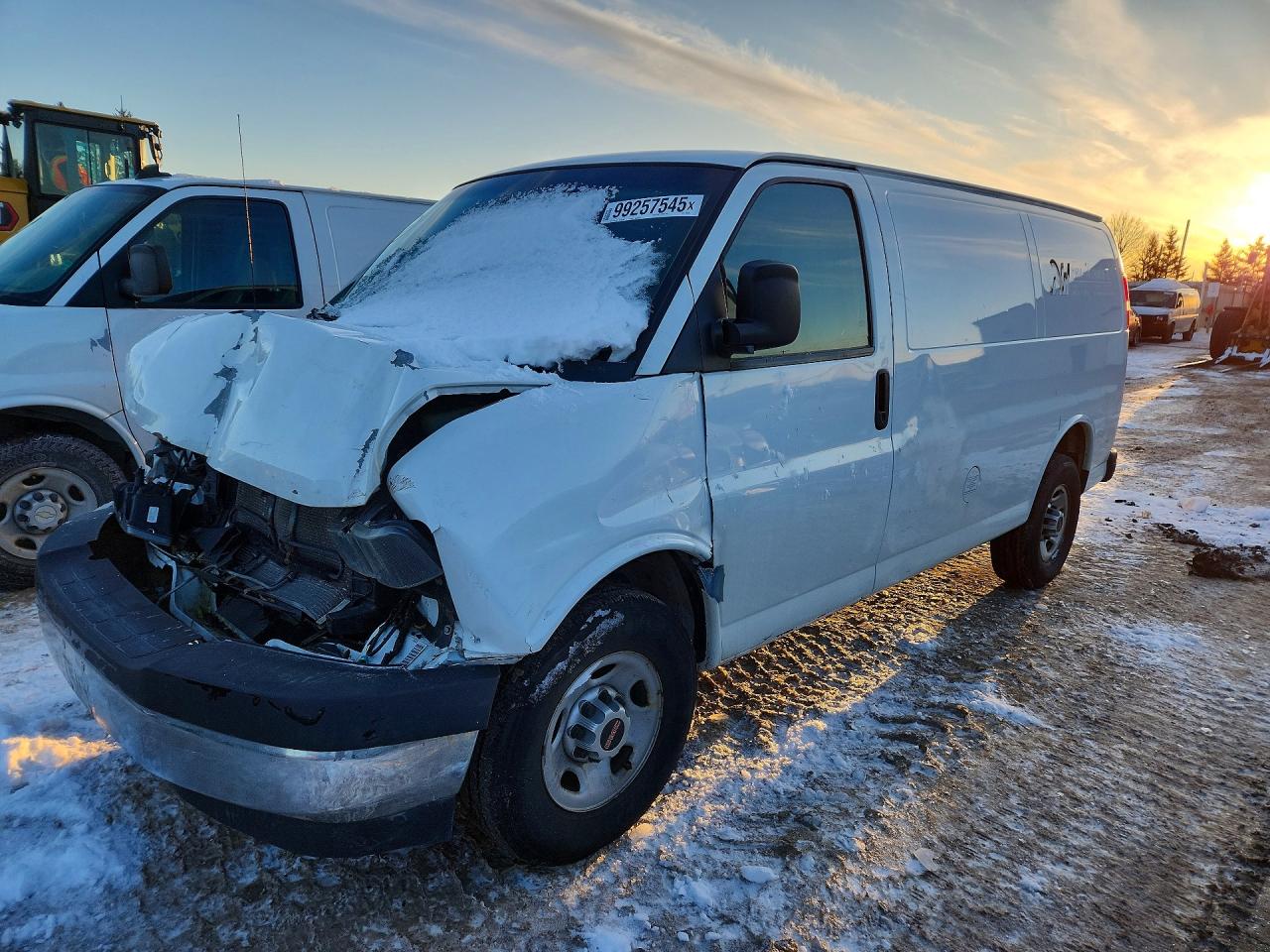 2017 GMC Savana Cargo, VIN 1GTW7AFF6H1290533 — Front end