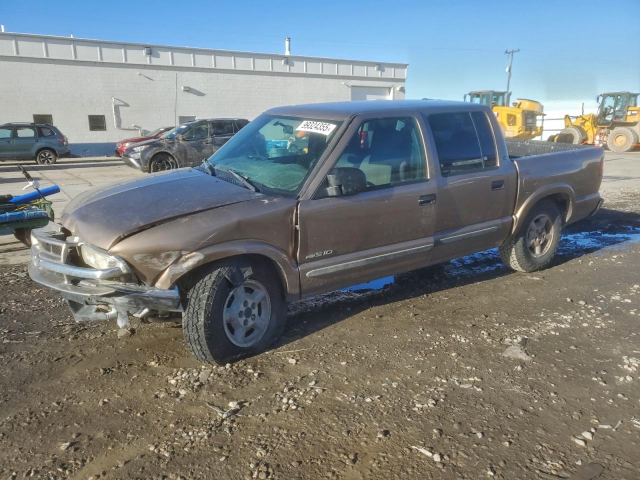 2004 Chevrolet S-10 LS, VIN 1GCDT13X14K133657 — Front end