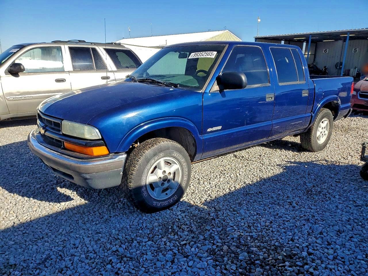 2004 Chevrolet S-10 LS, VIN 1GCDT13XX4K133284 — Rear end