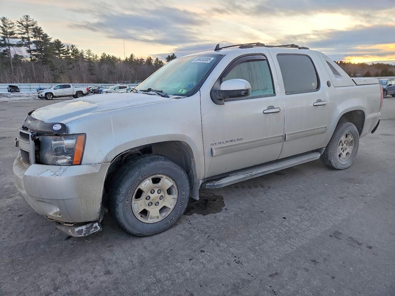 2013 Chevrolet Avalanche LS, VIN 3GNTKEE76DG292255 — Front end
