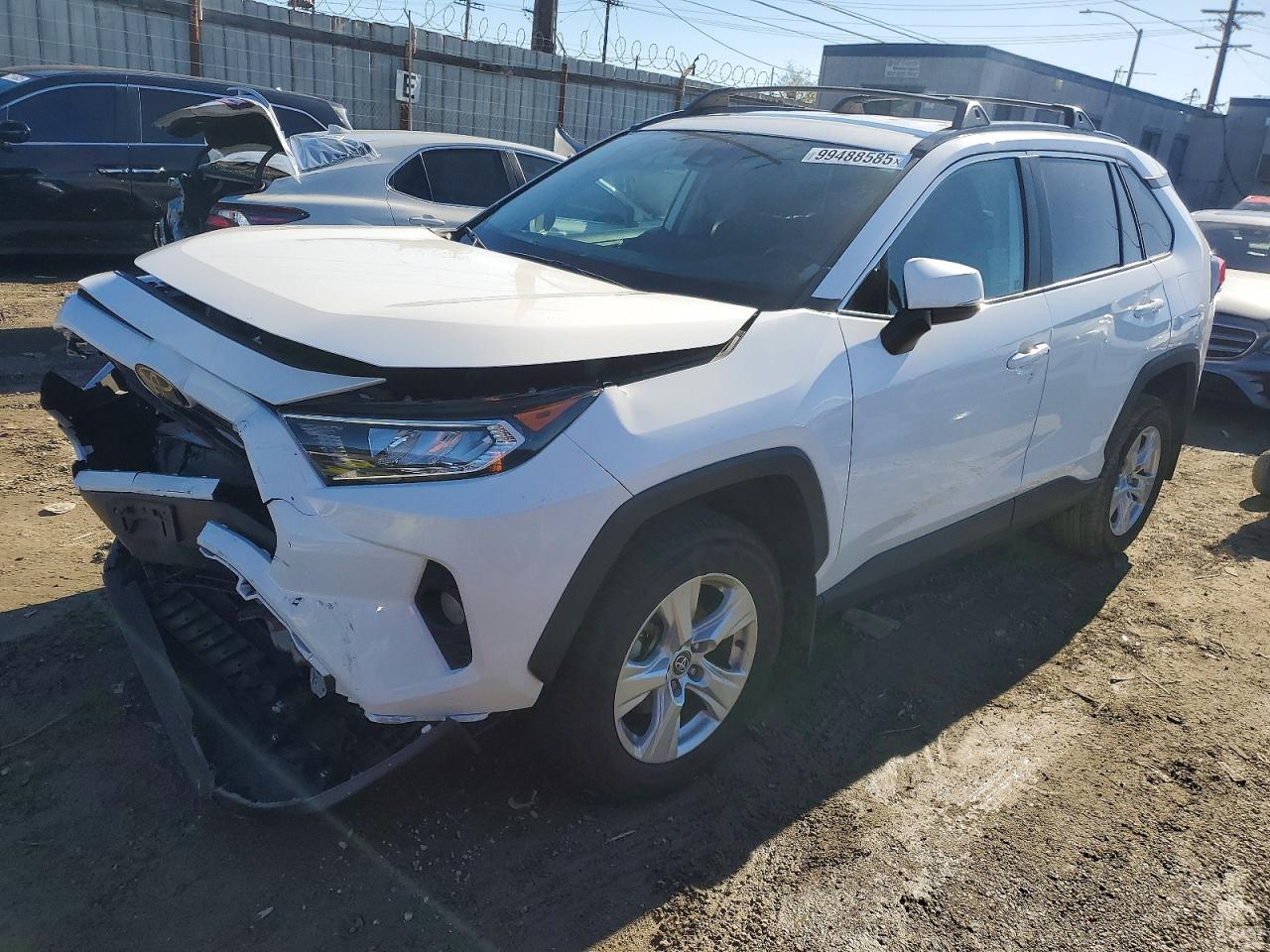 2020 Toyota RAV4 XLE, VIN 2T3W1RFV6LW059360 — Front end