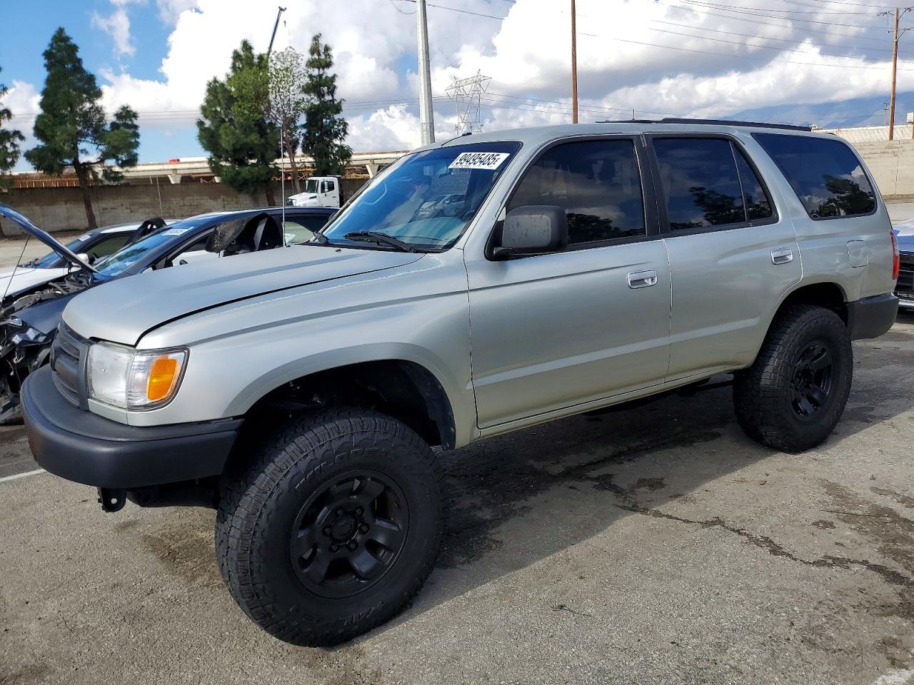 1999 Toyota 4Runner SR5, VIN JT3HN86RXX0246562 — Rear end