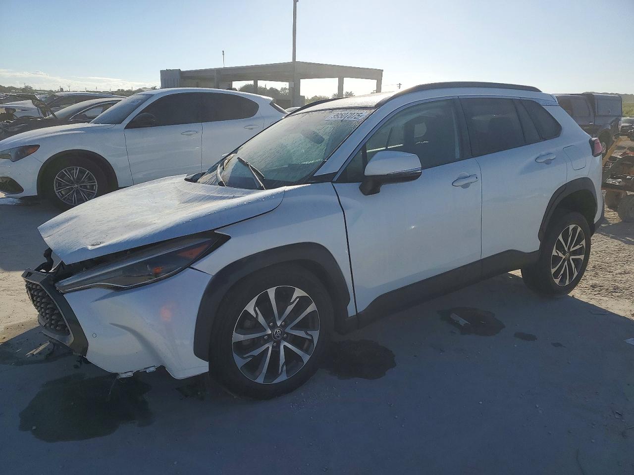 2022 Toyota Corolla Cross XLE, VIN 7MUDAAAG4NV011657 — Перед