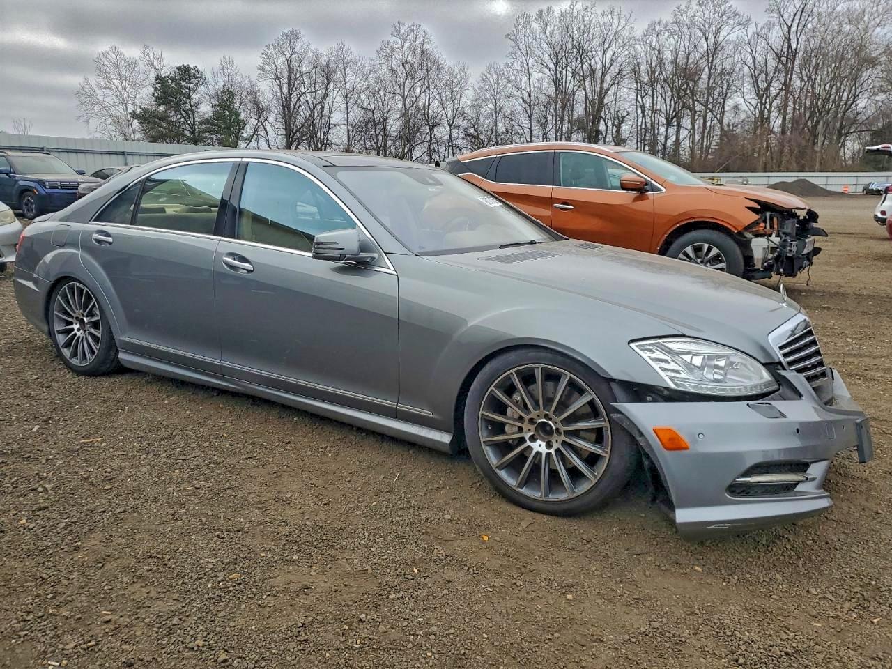 2010 Mercedes-Benz S 550, VIN WDDNG8GB5AA308502 — Front end
