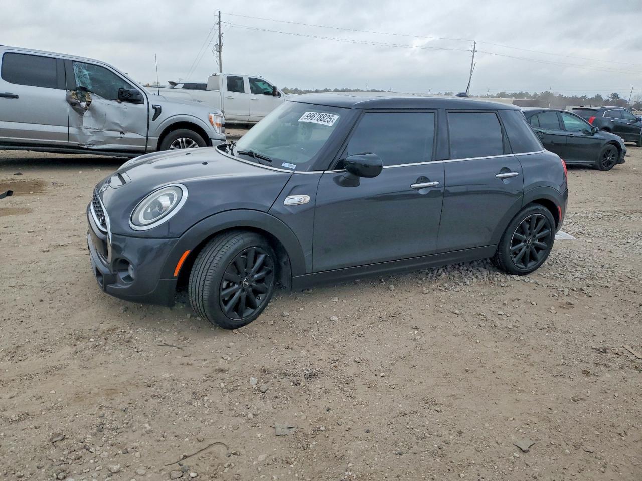 2021 MINI Hardtop 4 Door Cooper S, VIN WMWXU9C07M2M92424 — Minor dents and scratches
