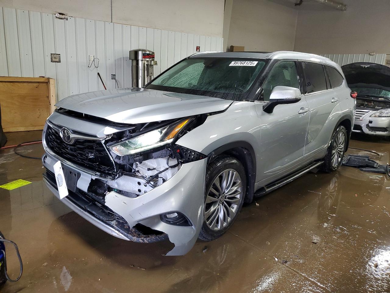 2020 Toyota Highlander Platinum, VIN 5TDFZRBH7LS015765 — Front end