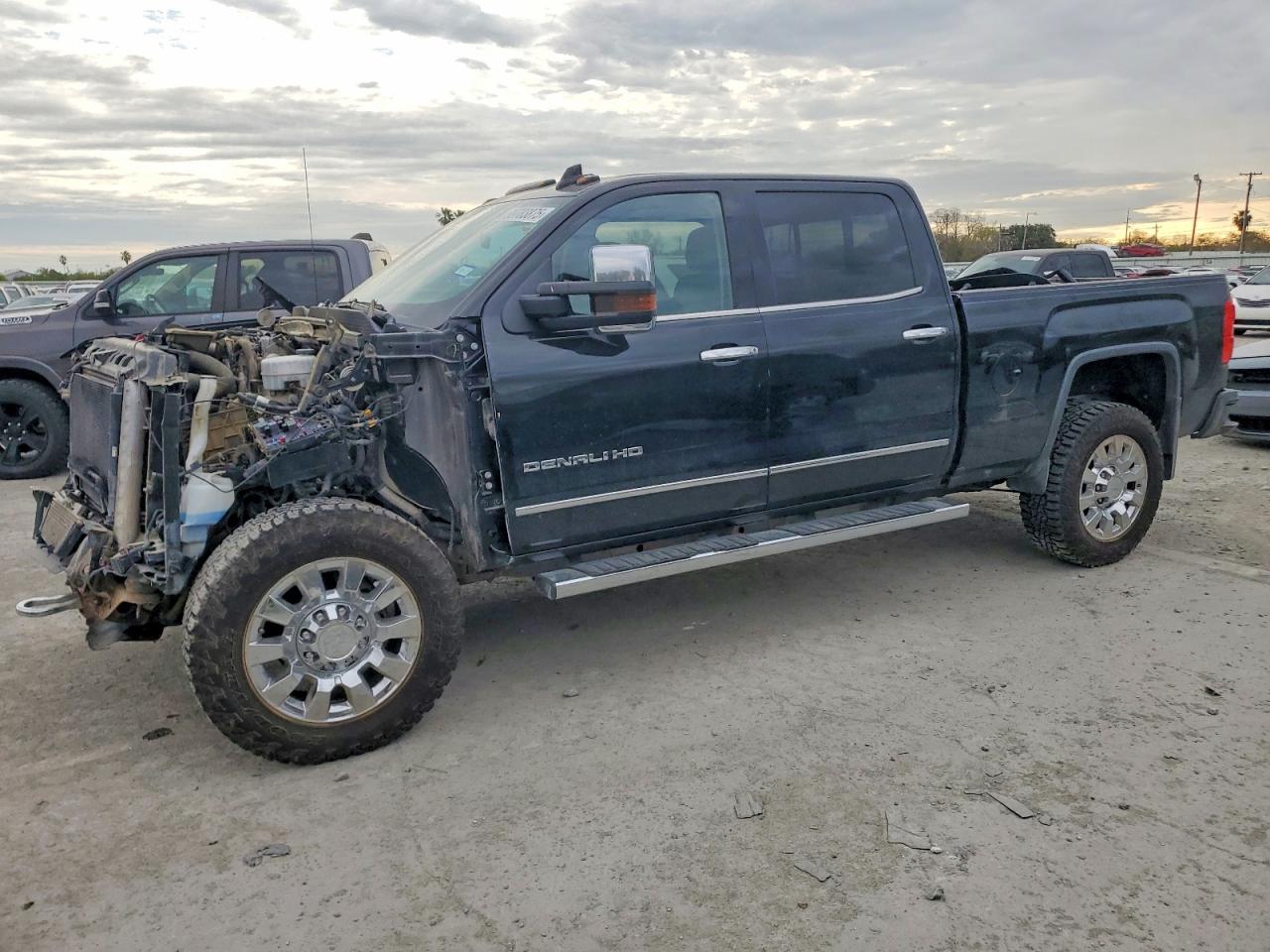2019 GMC Sierra 2500HD Denali, VIN 1GT12SEY5KF266767 — Front end