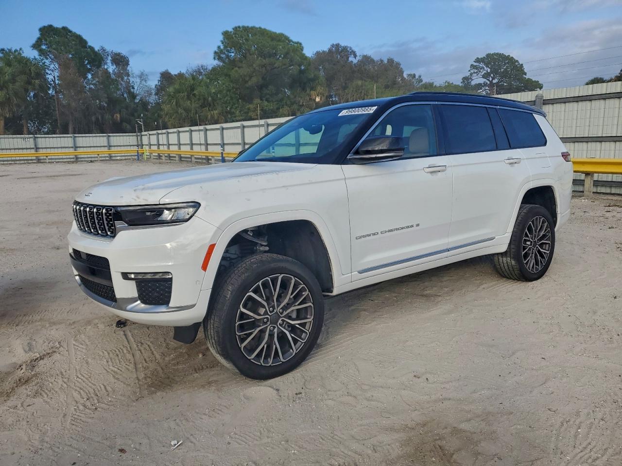 2024 Jeep Grand Cherokee Summit Reserve, VIN 1C4RJKEG7R8592193 — Front end
