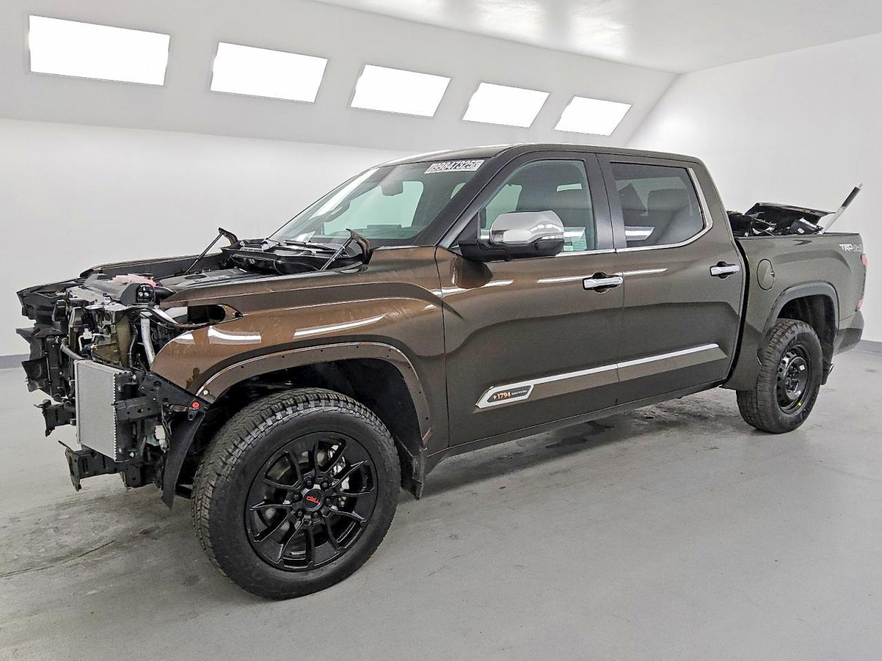 2025 Toyota Tundra 1794 Edition, VIN 5TFMA5DB9SX317356 — Перед