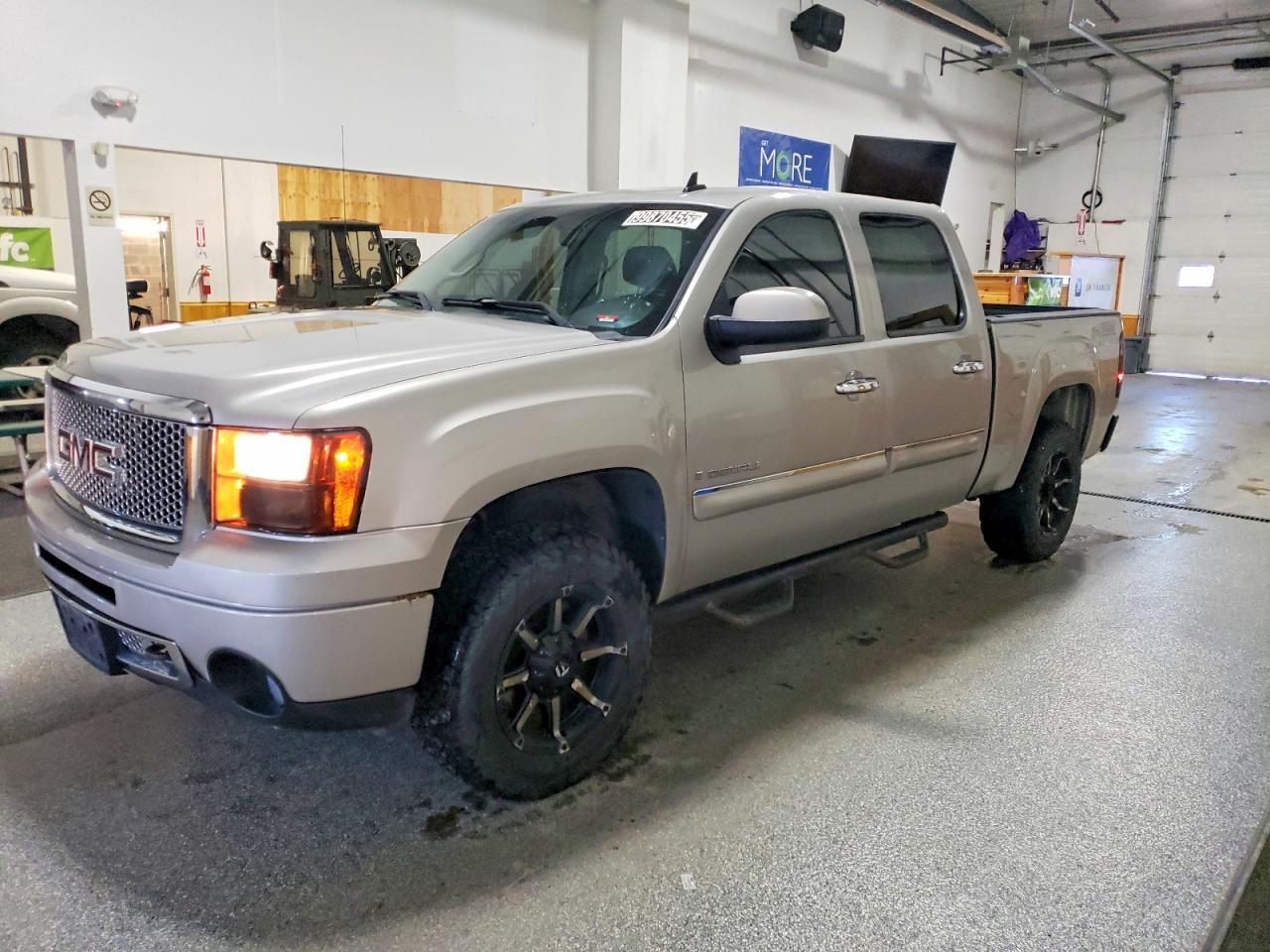 2007 GMC Sierra Denali, VIN 2GTEK638671658831 — Minor dents and scratches