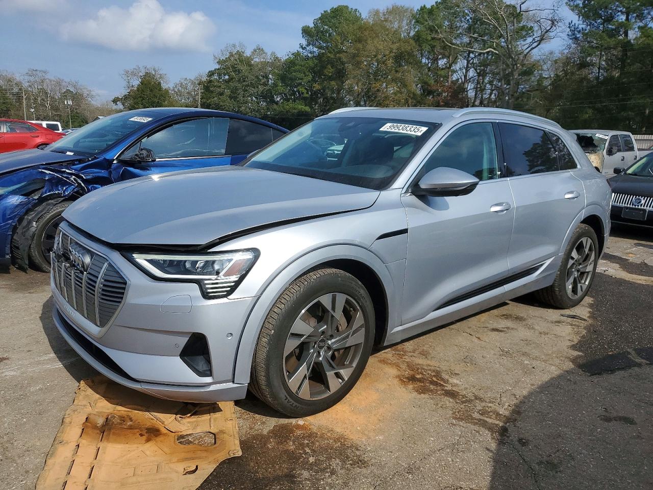 2022 Audi e-tron Premium Plus, VIN WA1LAAGEXNB040609 — Front end