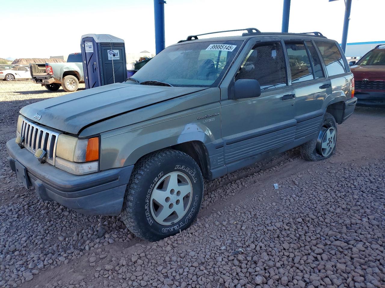 1995 Jeep Grand Cherokee Laredo, VIN 1J4GZ58S7SC690879 — Minor dents and scratches