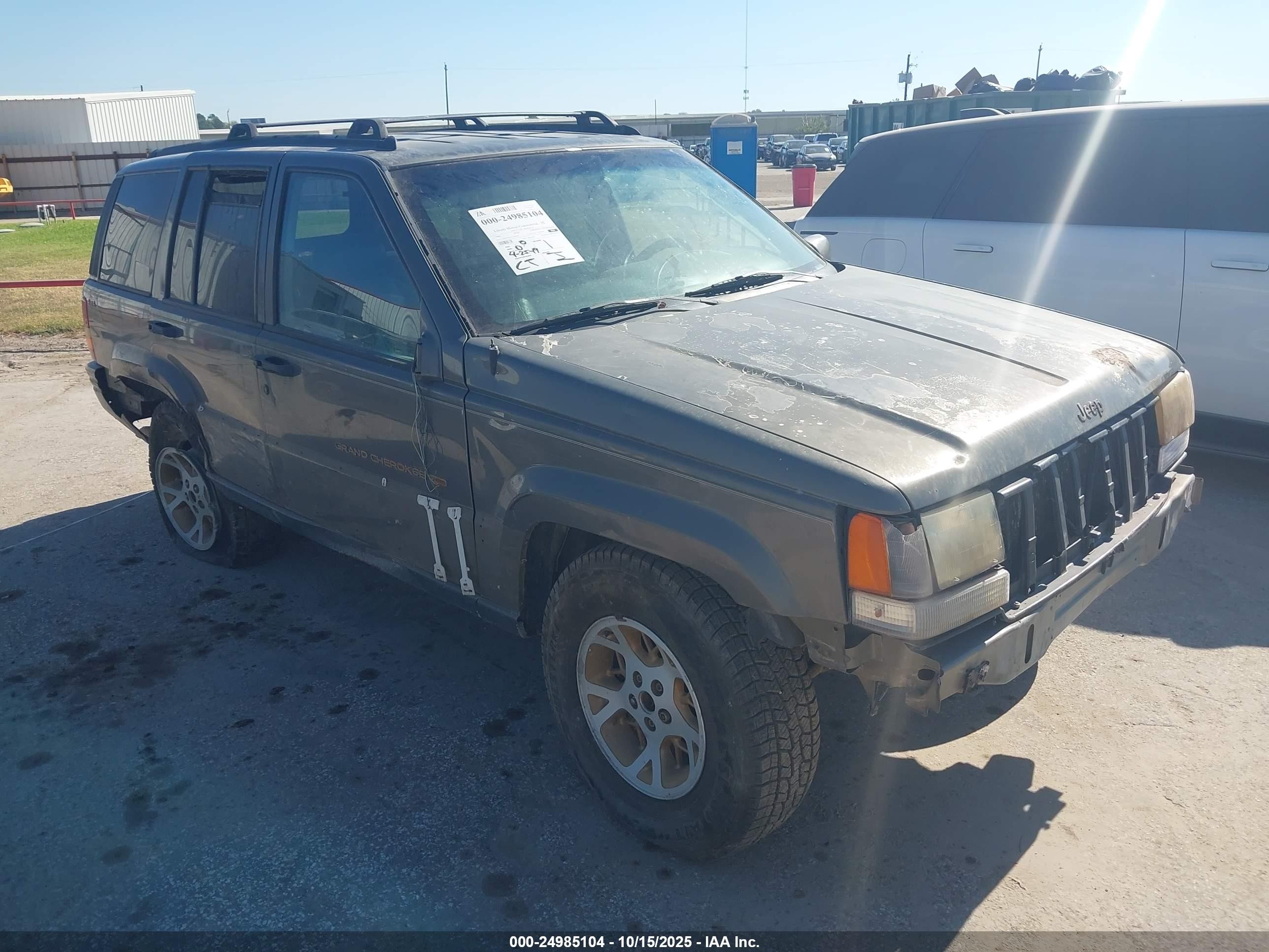 1996 Jeep Grand Cherokee Limited, VIN 1J4GZ78S5TC403665 — Rear end