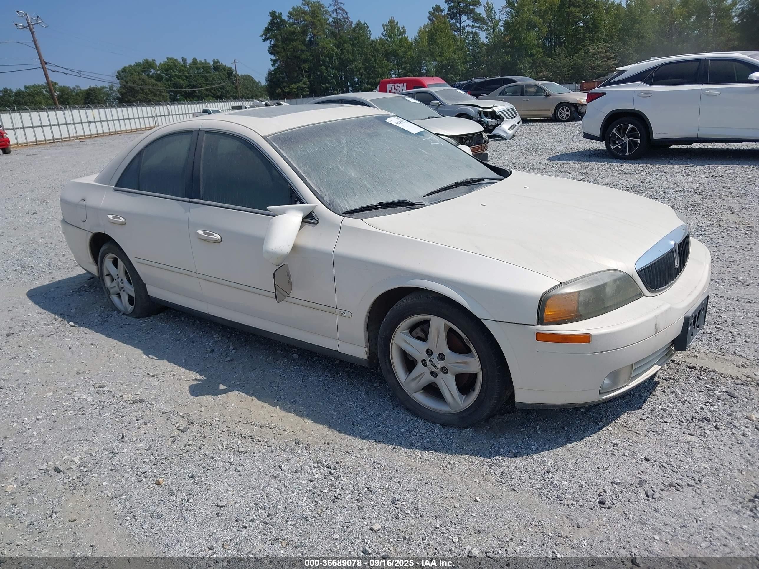 2000 Lincoln LS, VIN 1LNHM87AXYY910378 — Зад