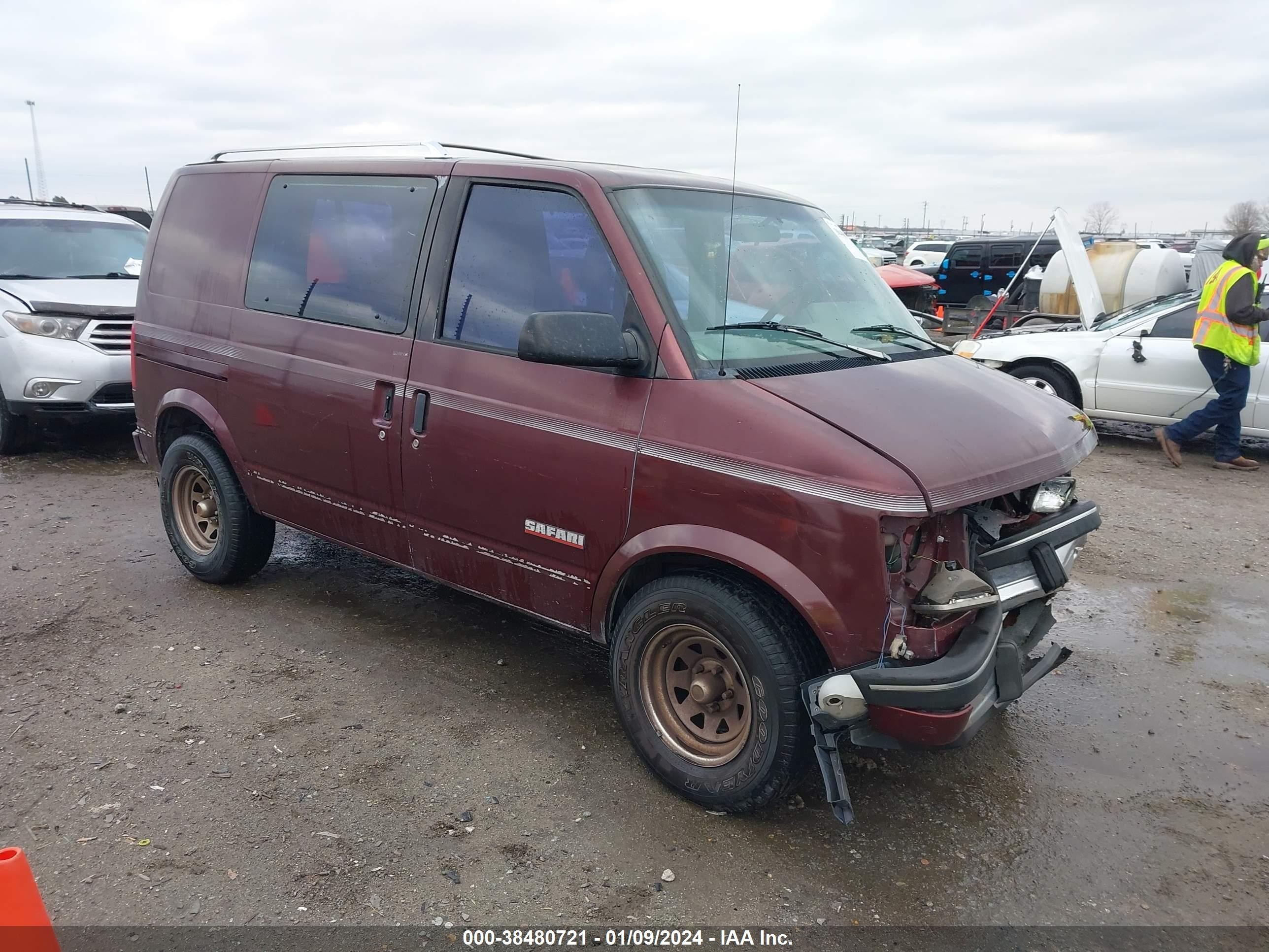 1993 GMC Safari, VIN 1GKDM15Z7PB502011 — Front end
