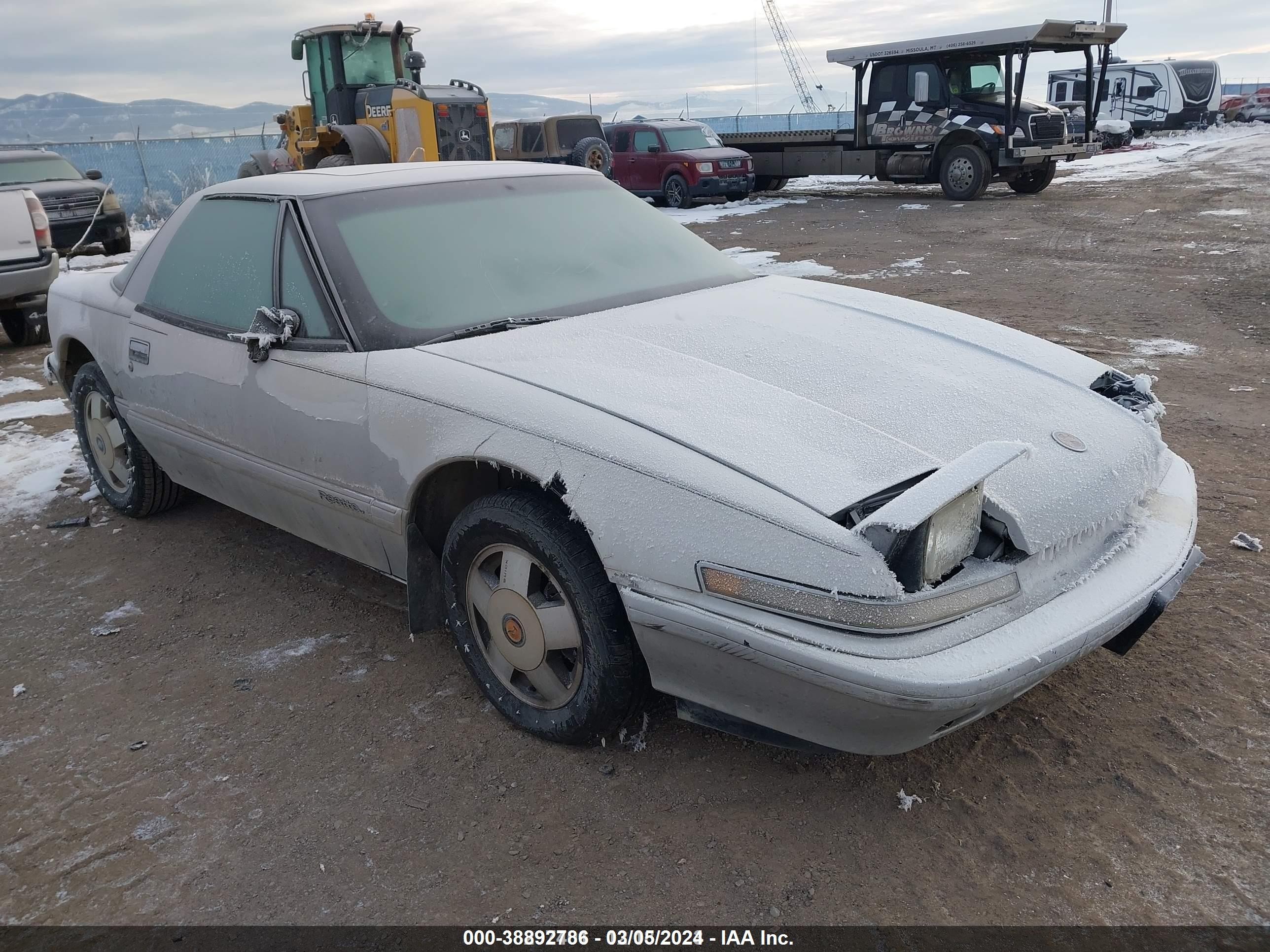 1990 Buick Reatta, VIN 1G4EC13CXLB906945 — Front end
